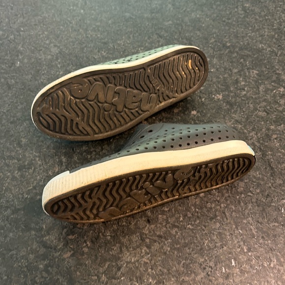 GENTLY Worn junior NATIVE JEFFERSON SHOES . - Picture 5 of 7